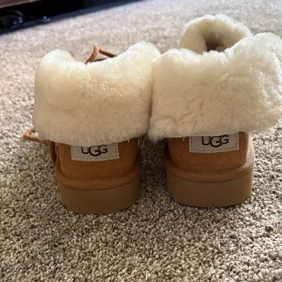 UGG Tan Boots with Cream Fur Lining - Picture 2 of 4